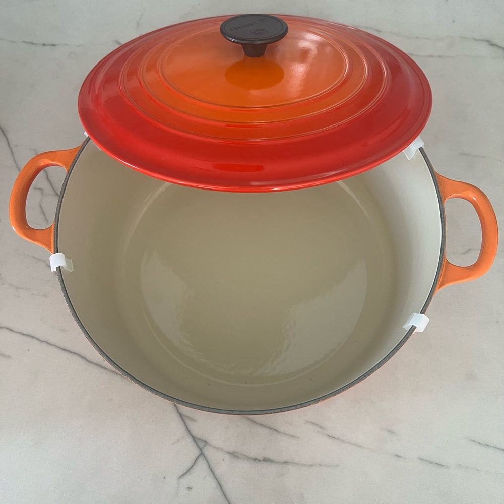 Le Creuset Flame Red Cast Iron Dutch Oven Never Been Used - Picture 2 of 4